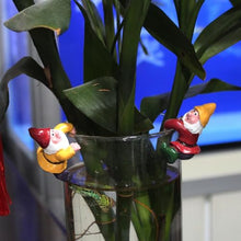 Load image into Gallery viewer, Min GNOME Pot Decorations - 2X Resin Climbing Figurines, Cute Garden GNOME Statues | Fairy Garden Accessories Pots, , Indoor Outdoor Decoration, Small