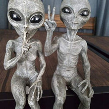 Load image into Gallery viewer, AIITLLYNA Alien Statue,2pcs Outer Space Alien Garden Statue,Resin Alien Ornaments,Alien Sculpture Figure,Whimsical Garden Decoration,Funny Statue for Indoor & Outdoor