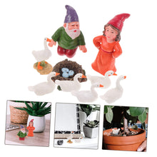 Load image into Gallery viewer, BESPORTBLE 1set Funny Resin Gnome Statues Garden Decor Featuring Gnomes Compact Outdoor Ornaments for Lawn Patio and Backyard Lightweight Figurines