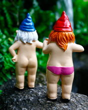 Load image into Gallery viewer, Estefanlo Garden Gnome Funny Couple, Couple Statue, Figures Decoration for Outdoors, Outdoor Sculpture, Waterproof, Funny, Dwarf, Gift Home, Lawn, Balcony