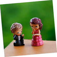 Load image into Gallery viewer, Hemobllo Resin Craft for Desktop Miniature Couples Adornment for Home and Office Decor
