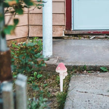 Load image into Gallery viewer, Happyyami Garden Glowing Resin Mushroom Stake Outdoor Decor for Lawns Flower Pots Miniature Landscapes Lifelike Garden Mushroom Ornament for Patios Front Porches
