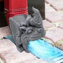 Load image into Gallery viewer, TOYANDONA Resin Garden Gnome Downspout Extender Weather Resistant Gutter Drain Spout Decoration Unique Garden Gnome Decor for Lawn and Outdoor Spaces for Waterfall Diversion
