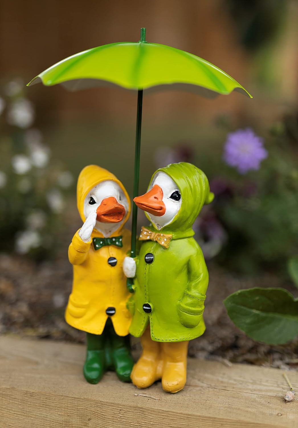 Garden Mile Standing Duck Ornaments For The Home With Detachable Umbrella Outdoor Garden Resin Ducks Couple Figurine Statues Outdoor Resin Patio Decor Weatherproof Duck Figures