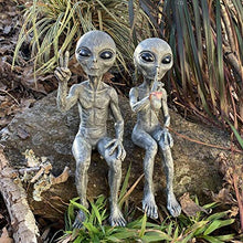 Load image into Gallery viewer, AIITLLYNA Alien Statue,2pcs Outer Space Alien Garden Statue,Resin Alien Ornaments,Alien Sculpture Figure,Whimsical Garden Decoration,Funny Statue for Indoor &amp; Outdoor
