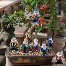 Load image into Gallery viewer, 16 Stück lustige Miniatur-Gartenzwerge aus Kunstharz, Mini-kreative Zwerg-Gartenzwerg-Statuen Dekoration für drinnen und draußen, Hof, Terrasse, Bonsai, Topfpflanzen, Landschaft, Freunde, Weihnachten
