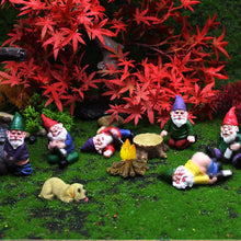 Load image into Gallery viewer, 16 Stück lustige Miniatur-Gartenzwerge aus Kunstharz, Mini-kreative Zwerg-Gartenzwerg-Statuen Dekoration für drinnen und draußen, Hof, Terrasse, Bonsai, Topfpflanzen, Landschaft, Freunde, Weihnachten
